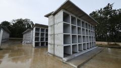 Parte de los nuevos nichos del cementerio municipal de Carballo