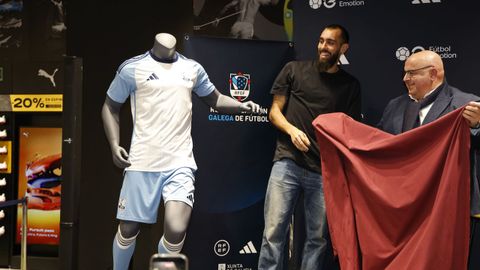 Borja Iglesias y Pablo Prieto en la presentaci&oacute;n de la nueva camiseta