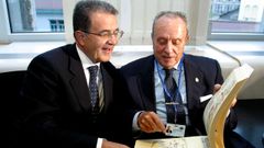 Bruxelas, 2003. O ent�n presidente da Xunta, Manuel Fraga, mant�n un encontro co m�ximo representante da Comisi�n Europea, o italiano Romano Prodi
