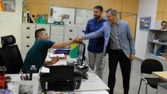 Visita del delegado del Gobierno, Jos� Mi�ones, a la sede de la oeng� Accem en A Coru�a