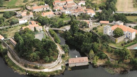 EL MOLINO. Aparece en el centro inferior de la imagen, en esta vista a�rea, cortando la desembocadura del r�o de Carn�s o de Cereixo hacia el inicio de la r�a de Camari�as, cuya marea aprovechaba.