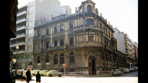 Edificio que alberg� la Academia Ojanguren y luego el Colegio San Ignacio, entre las calles Cervantes y Marqu�s de Teverga de Oviedo