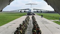 Soldados rusos suben abodo de un avi�nde transporte, en el aeropuerto del puerto mar�timo de Azov, durante las maniobras militares. 