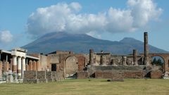 Ruinas de la ciudad de Pompeya con el Vesubio al fondo