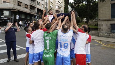 �Celebraste el ascenso de la UD Ourense?.La fiesta comenz� en Meis y se traslad� a la fuente de Concepci�n Arenal