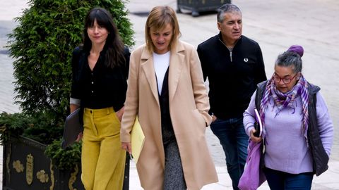  Llegada del grupo de Podemos con Covadonga Tom� (2i), a la cabeza, a la reuni�n con el presidente del Principado de Asturias, Adri�n Barb�n, para abordar la negociaci�n del proyecto de presupuestos