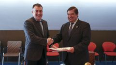 El conselleiro de Educaci�n y el rector de la UDC, tras la firma del convenio en el campus de Ferrol