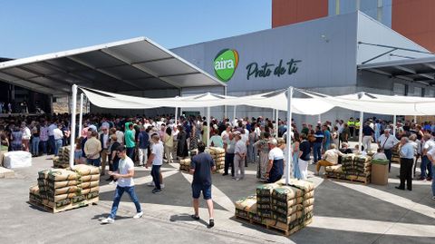 Asistentes � festa no recinto exterior da sede central da cooperativa en Taboada