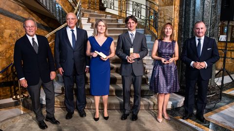 De izquierda a derecha: Miquel Molins, presidente de la Fundaci�n Banco Sabadell; Josep Oliu, presidente de Banco SAbadell; M�nica Mart�nez-Bravo, premiada; Eduardo Morales, premiado; Ana C�rcaba, consejera de Hacienda; Pablo Junceda, director general de Sabadell Herrero.