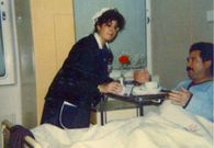 El Meixoeiro, el hospital de los claveles. El Meixoeiro abri� sus puertas el 30 de noviembre de 1989. En los primeros a�os, era conocido como el hospital de los claveles, porque cada d�a daba a sus ingresados una flor y un peri�dico (imagen de la izquierda). La costumbre se perdi�, pero ahora que celebra sus 25 a�os, la direcci�n del Chuvi la recuper� el d�a 11 de diciembre, en el aniversario de la hospitalizaci�n de los tres primeros pacientes. Todos los ingresados recibieron una flor (foto de la derecha). 