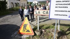 Visita a A Cabana. El presidente de la Diputacin supervis ayer las obras que construirn ms aceras en la carretera DP-3612. Estuvo acompaado por Ana Vargas, vicepresidenta vecinal, el teniente de alcalde, Javier Daz, y el portavoz del PSOE, ngel Mato. <br />csar toimil