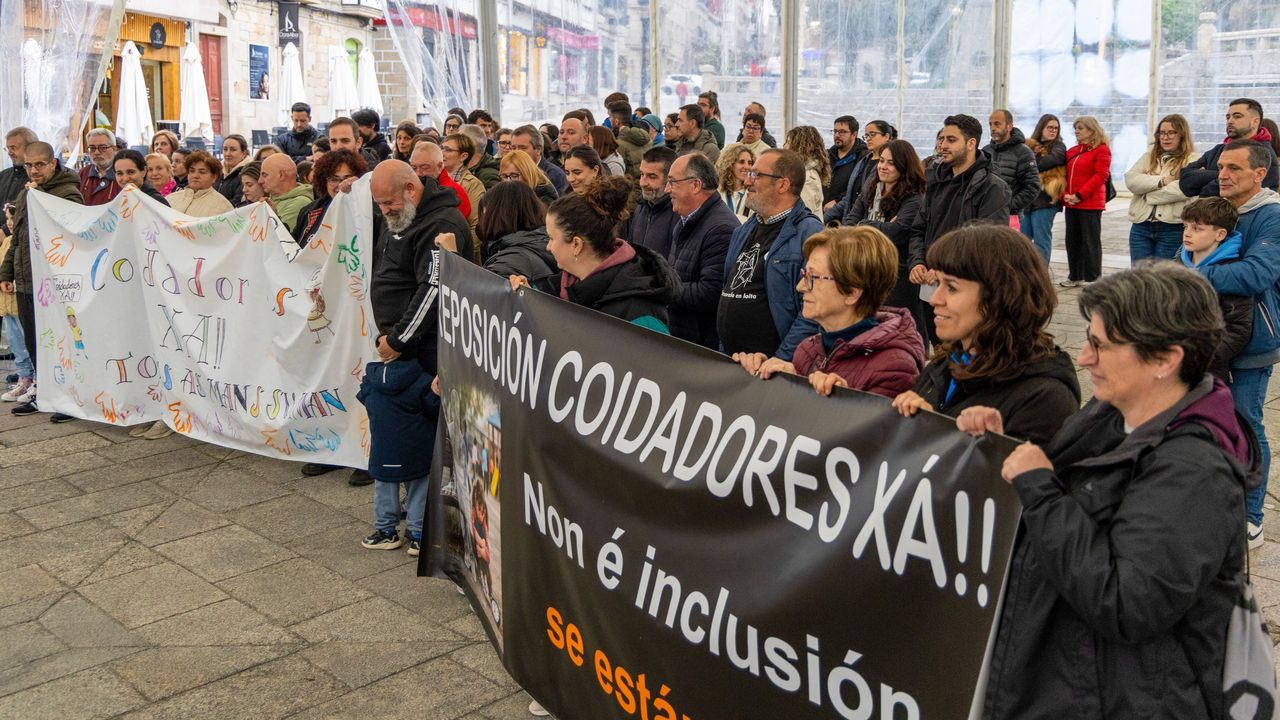 La comunidad educativa sale a la calle en Lalín y reclama cuidadores