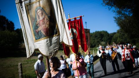 ROMER�A DA VIRXE DO CRISTAL.En procesi�n se regresa al santuario do Cristal por las pistas de la parcelaria.