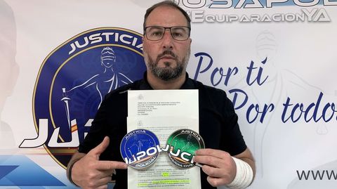 Marcos Veiras, policía gallego destinado en Cataluña y portavoz del sindicato Jupol en la comunidad catalana, mostrando el auto en el que la Justicia obliga a la Generalitat a vacunarlos