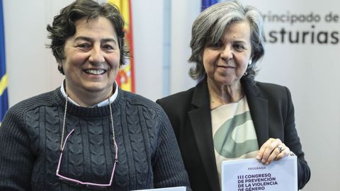 La directora general de Igualdad, Mar�a Jes�s �lvarez (d), acompa�ada de la organizadora del congreso, Mari�n Moreno (i), dio a conocer los detalles del tercer Congreso de Prevenci�n de la Violencia de G�nero que se celebr� en Asturias