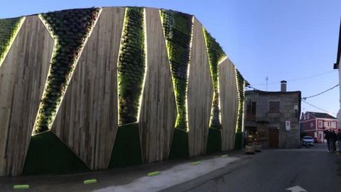 Resultado final del montaje del nuevo jard�n vertical en el camino de Santiago