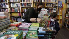 Los ni�os pueden elegir el libro que quieren llevarse de las librer�as con el bono municipal