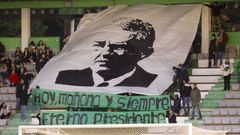 Pancarta desplegada en A Malata en memoria de Isidro Silveira.