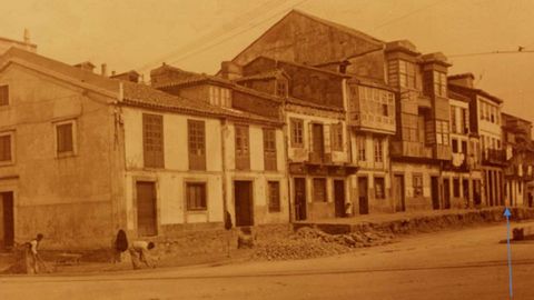 Imagen antigua de la calle Espíritu Santo (la flecha azul señala la ubicación de la casa recién reformada)