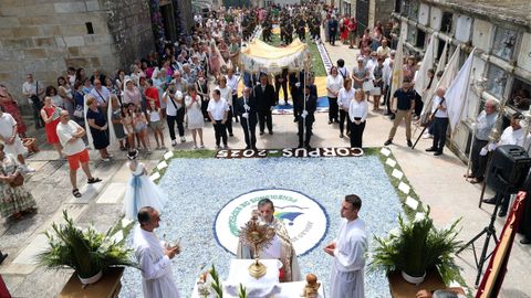 Procesión de Corpus saliendo de la iglesia de Santa Baia de Boiro, alfombras florales