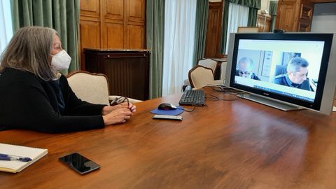 Pilar López-Rioboo, subdelegada del Gobierno en A Coruña, durante la reunión con el responsable del área de Agricultura y Pesca de la Delegación del Gobierno en Galicia y con el coronel jefe de la Comandancia de la Guardia Civil de A Coruña