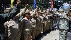 Miembros de la Milicia Nacional Bolivariana participan en un ejercicio militar.