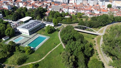 Una vista aérea del recinto de las piscinas municipales de Chantada