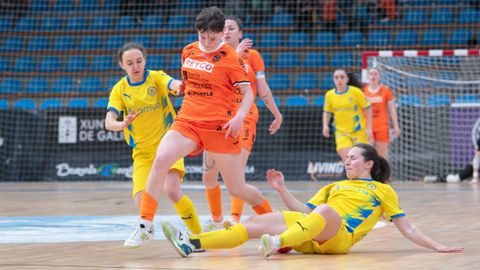 La ribadense Irene lucha por la posesi�n con dos futbolistas del Alcorc�n