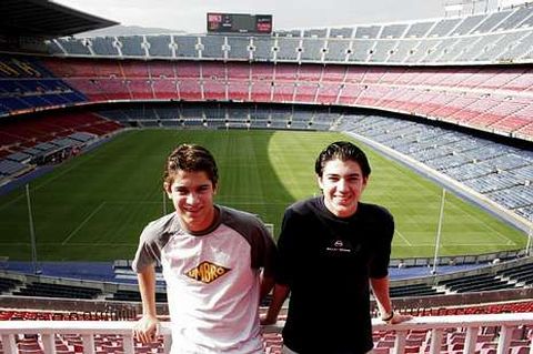 Toni con Iago Falqu en el Camp Nou en su etapa en el Bara.