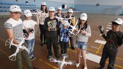 En la imagen, varios ni�os en un taller de drones