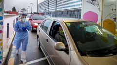 Miembros del personal sanitario trabajan en la estaci�n pedi�trica instalada en el exterior del Hospital Universitario Central de Asturias (HUCA)