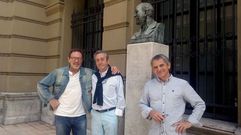 Juan Gea, Iaki Miramn y Luis Varela posan junto al busto de Palacio Valds, delante del teatro de Avils.Juan Gea, Iaki Miramn y Luis Varela posan junto al busto de Palacio Valds, delante del teatro de Avils 