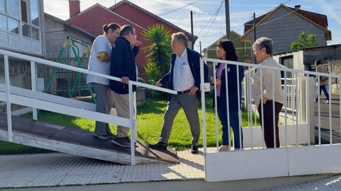 Lores agradeci� personalmente a dos vecinos de O Outeiro que permitiesen el paso de las tuber�as de pluviales por su propiedad