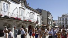 Balc�n lleno de flores en la praza Maior de Viana do Bolo