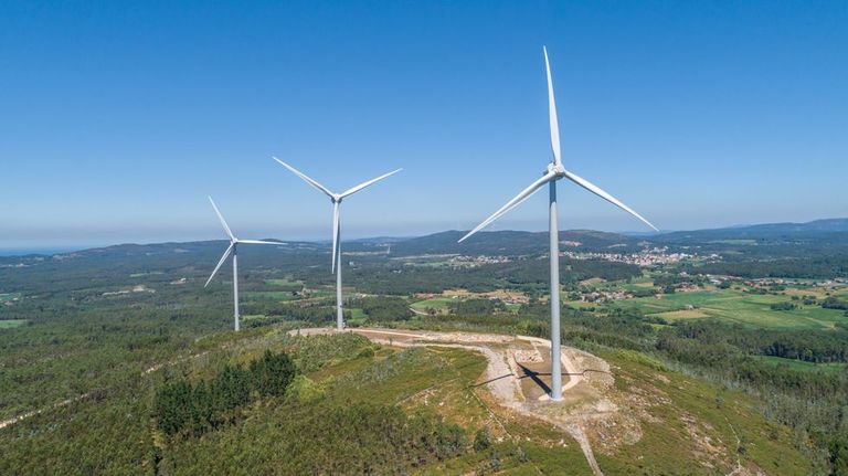 El parque e�lico de Mi��n, entre Tines, Salto y Bamiro (Vimianzo)  tiene seis molinos de seis megavatios cada uno, en su d�a los m�s potentes de Espa�a. Est� activo desde finales del a�o 2019.