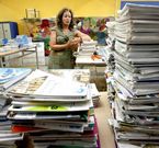 La concejala Carmen Fouces, ayer en la Casa Azul, con las monta�as de libros recopilados.