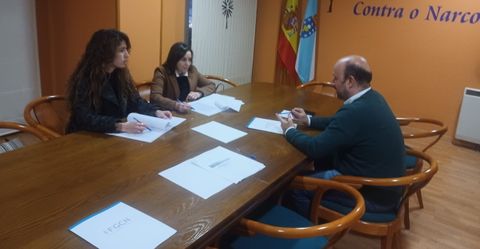 Andrea Obenza, n�mero 7 de la candidatura de Podemos por Pontevedra, y Mar�a de la O Fern�ndez, de Podemos, se re�nen con Fernando Alonso, gerente de la Fundaci�n Galega contra o Narcotr�fico