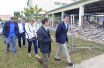 El conselleiro comprob� en persona la situaci�n de las obras de ampliaci�n del colegio. 