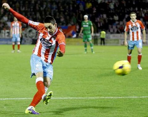 Iago Daz, chutando con la derecha en el ltimo partido de Liga, contra el Eibar.