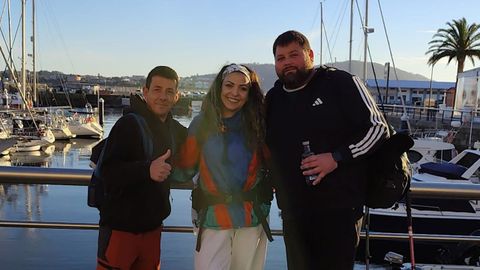 Alberto Baltar, primero por la derecha, y Paula Criado salieron acompa�ados de Ferrol por Miguel, pero este abandon� el reto a la altura de Betanzos
