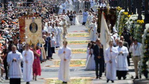 M�s de 30.000 flores llegadas desde Galicia cubrieron el paso de Le�n XIV en la procesi�n del Corpus