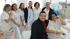 Yrn y su esposa Betsy con la pequea Victoria y el equipo de profesionales del servicio del hospital de O Barco