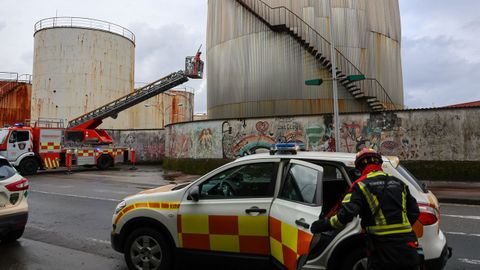 El servicio municipal de Emerxencias de Vilagarc�a retira varias planchas de antiguos dep�sitos portuarios, que amenazan con caer sobre la avenida Valle-Incl�n