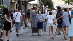 Gente paseando por Boiro, concello que suma m�s de 200 casos activos y que ma�ana entrar� en el nivel m�ximo de alerta