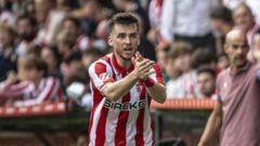 Guille Rosas en una queja arbitral del Sporting