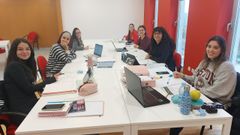 Grupo de estudiantes en el coworking de Oza-Cesuras.