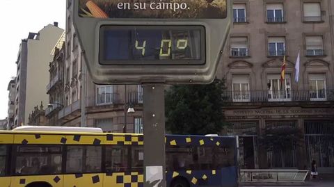 Cuarenta grados en un term�metro en Ourense
