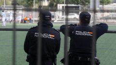 Dos agentes de Polic�a Nacional en un campo de f�tbol 