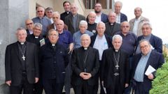 Rouco, en el centro, rodeado de dos obispos, vicarios y otros sacerdotes, ayer en Silv�n. 