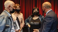 La popular actriz Loles Le�n, charlando con Jos� Manuel Baltar, en la presentaci�n del espect�culo musical �Una noche con ella�, del que se podr�n disfrutar dos pases en el teatro Principal de Ourense.